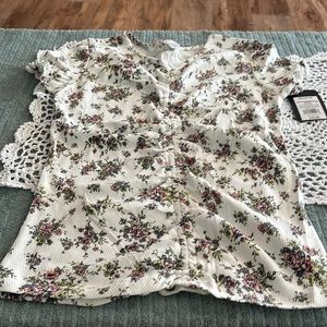 Art Class girls size XL white short sleeve .  V Neck.  NWT.  Floral print
